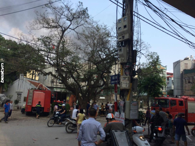 ha noi dang chay lon tai minh khai cot khoi boc cao hang chuc met