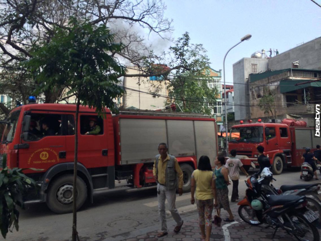 ha noi dang chay lon tai minh khai cot khoi boc cao hang chuc met