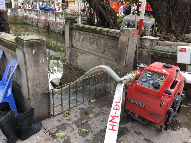 ha noi dung hang tram met voi bom hut nuoc ao dinh mai dong chua chay 3 can nha trong ngo