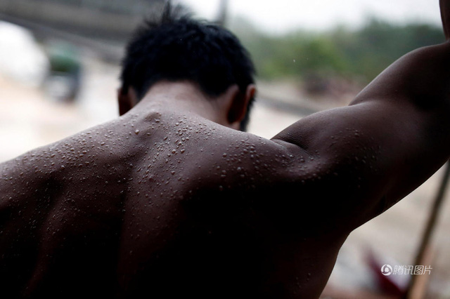 nha ngheo suc khoe yeu luoi van dong lai con nghien game chang thanh nien bat ngo thanh than tuong gioi tre sau hon 1 nam di lam tho xay