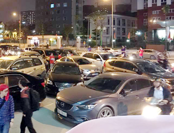 ha noi chu dau tu chan ham khong cho o to vao chung cu ho guom plaza khien giao thong tac nghen
