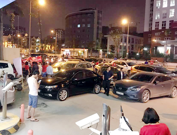 ha noi chu dau tu chan ham khong cho o to vao chung cu ho guom plaza khien giao thong tac nghen