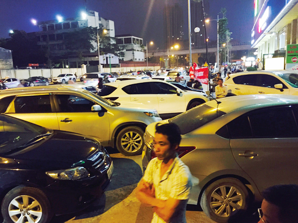 ha noi chu dau tu chan ham khong cho o to vao chung cu ho guom plaza khien giao thong tac nghen