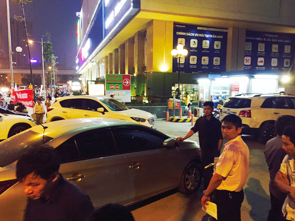ha noi chu dau tu chan ham khong cho o to vao chung cu ho guom plaza khien giao thong tac nghen