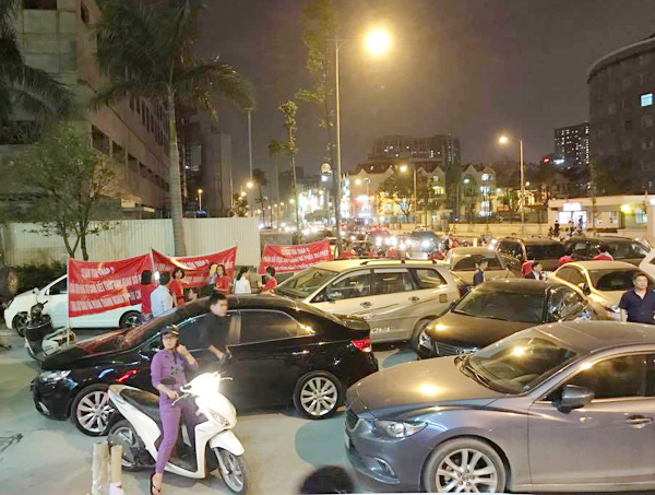 ha noi chu dau tu chan ham khong cho o to vao chung cu ho guom plaza khien giao thong tac nghen