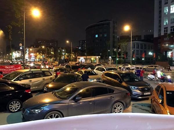 ha noi chu dau tu chan ham khong cho o to vao chung cu ho guom plaza khien giao thong tac nghen