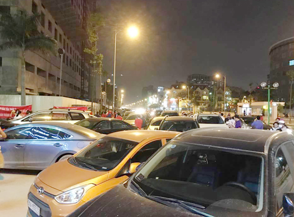 ha noi chu dau tu chan ham khong cho o to vao chung cu ho guom plaza khien giao thong tac nghen