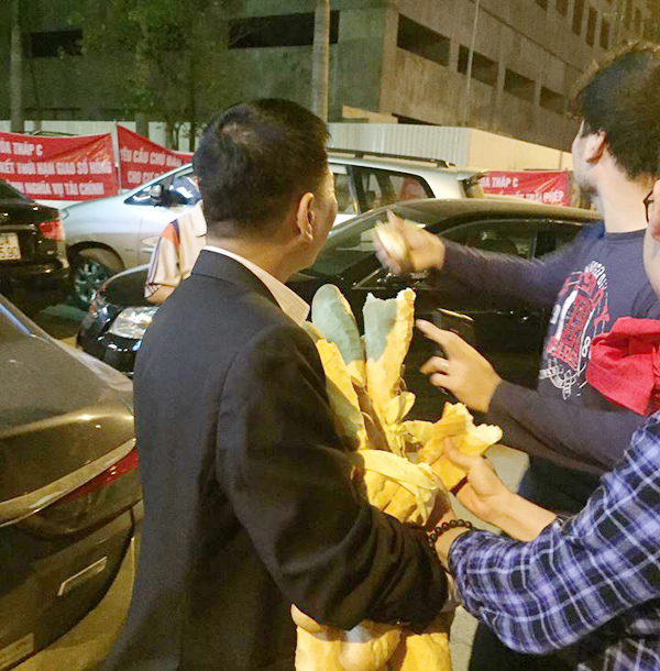 ha noi chu dau tu chan ham khong cho o to vao chung cu ho guom plaza khien giao thong tac nghen