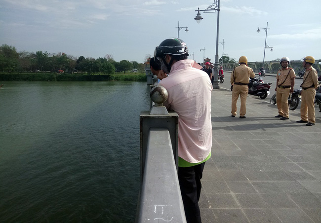 nam thanh nien bat ngo lao xuong song huong tu tu