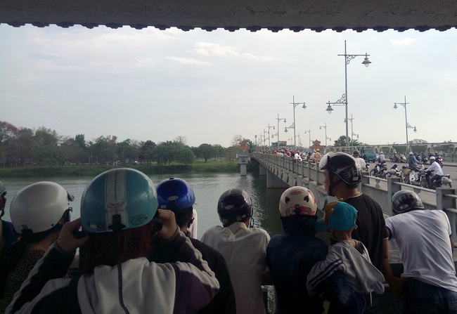 nam thanh nien bat ngo lao xuong song huong tu tu