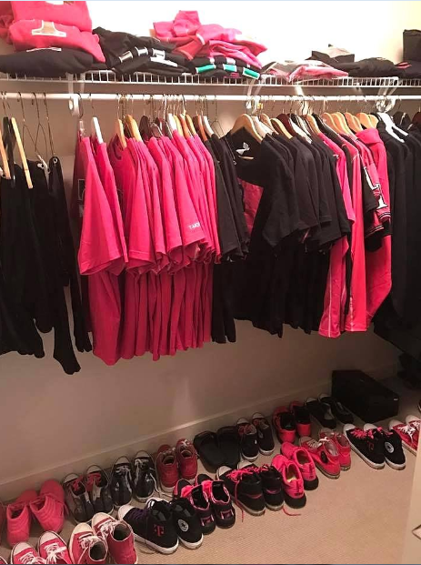 phong cach cua ceo lap di nhat the gioi mac do hong do va to chuc show day nau an hang tuan tren facebook