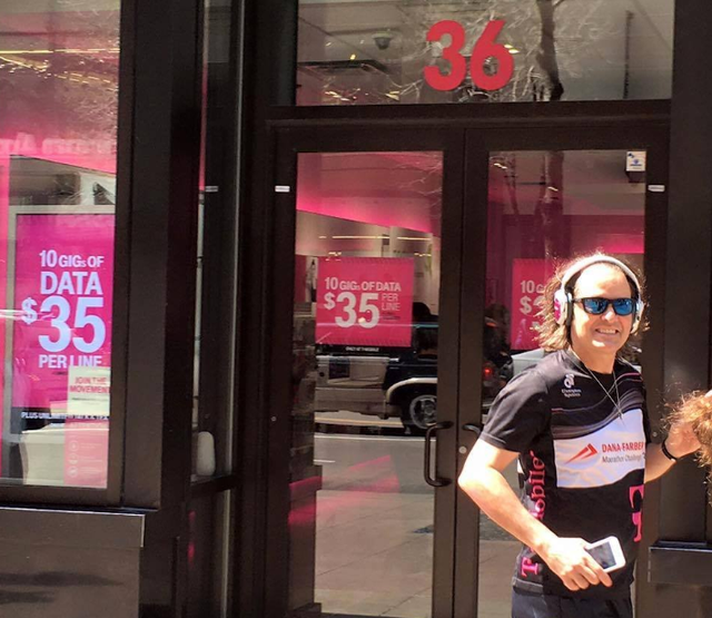 phong cach cua ceo lap di nhat the gioi mac do hong do va to chuc show day nau an hang tuan tren facebook