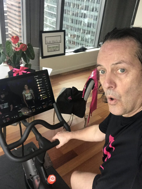 phong cach cua ceo lap di nhat the gioi mac do hong do va to chuc show day nau an hang tuan tren facebook