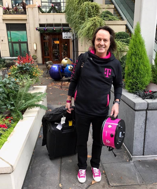 phong cach cua ceo lap di nhat the gioi mac do hong do va to chuc show day nau an hang tuan tren facebook