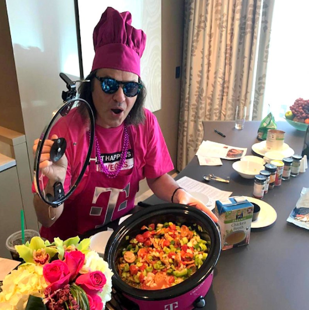 phong cach cua ceo lap di nhat the gioi mac do hong do va to chuc show day nau an hang tuan tren facebook