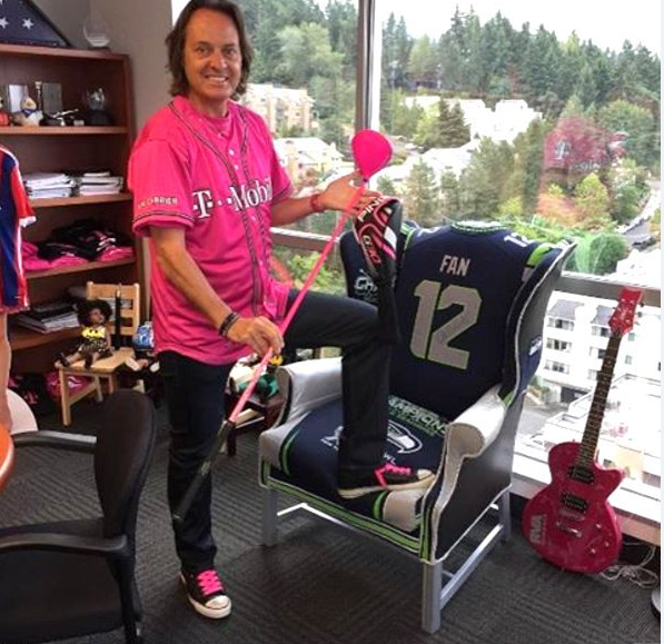 phong cach cua ceo lap di nhat the gioi mac do hong do va to chuc show day nau an hang tuan tren facebook