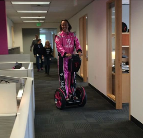 phong cach cua ceo lap di nhat the gioi mac do hong do va to chuc show day nau an hang tuan tren facebook