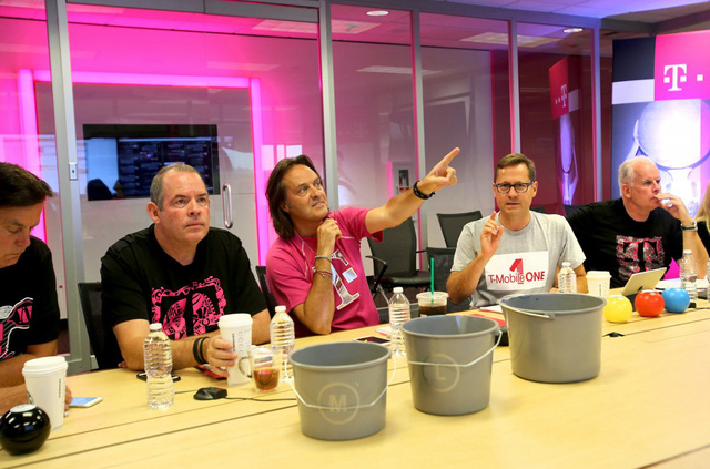 phong cach cua ceo lap di nhat the gioi mac do hong do va to chuc show day nau an hang tuan tren facebook