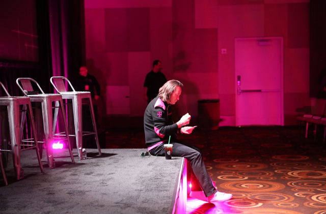 phong cach cua ceo lap di nhat the gioi mac do hong do va to chuc show day nau an hang tuan tren facebook