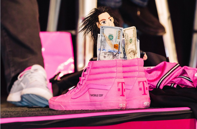 phong cach cua ceo lap di nhat the gioi mac do hong do va to chuc show day nau an hang tuan tren facebook