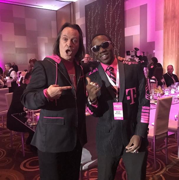 phong cach cua ceo lap di nhat the gioi mac do hong do va to chuc show day nau an hang tuan tren facebook