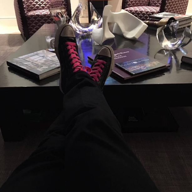 phong cach cua ceo lap di nhat the gioi mac do hong do va to chuc show day nau an hang tuan tren facebook