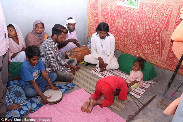 21 tuoi ma chi cao 58cm nam thanh nien duoc dan lang ton tho vi nghi do la hien than cua than hindu