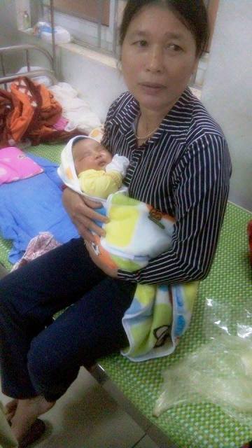 mot be trai so sinh nang toi 61kg vua chao doi o nghe an