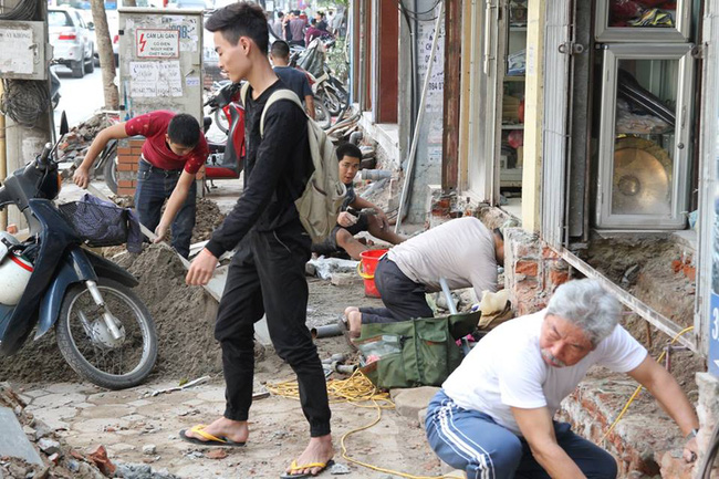 thay vi lan chiem via he nhieu nguoi dan ha noi da xay bac tam cap lui vao trong nha