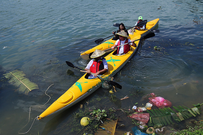 nhieu nguoi vo tu xa rac con khach tay bo 10 usd de mua tour du lich vot rac tren song hoai hoi an