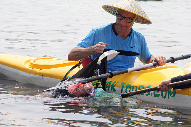 nhieu nguoi vo tu xa rac con khach tay bo 10 usd de mua tour du lich vot rac tren song hoai hoi an