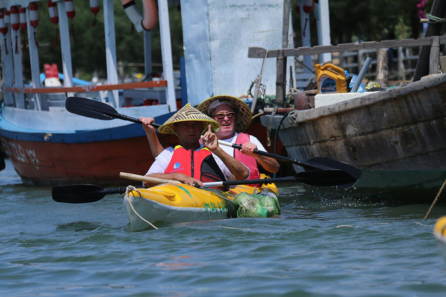 nhieu nguoi vo tu xa rac con khach tay bo 10 usd de mua tour du lich vot rac tren song hoai hoi an