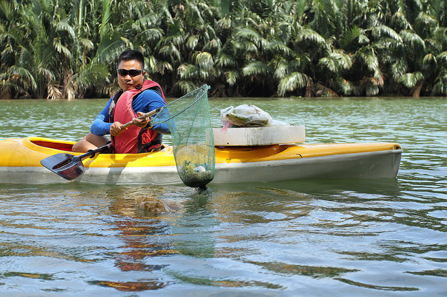 nhieu nguoi vo tu xa rac con khach tay bo 10 usd de mua tour du lich vot rac tren song hoai hoi an