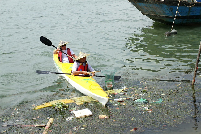 nhieu nguoi vo tu xa rac con khach tay bo 10 usd de mua tour du lich vot rac tren song hoai hoi an