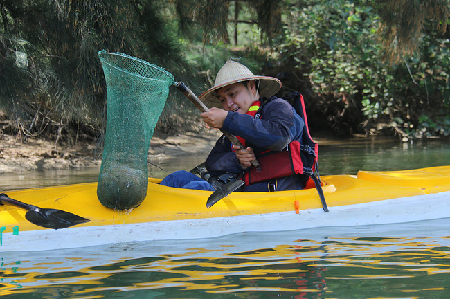 nhieu nguoi vo tu xa rac con khach tay bo 10 usd de mua tour du lich vot rac tren song hoai hoi an