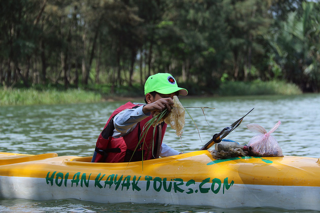 nhieu nguoi vo tu xa rac con khach tay bo 10 usd de mua tour du lich vot rac tren song hoai hoi an