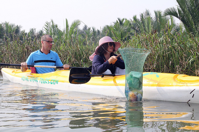 nhieu nguoi vo tu xa rac con khach tay bo 10 usd de mua tour du lich vot rac tren song hoai hoi an