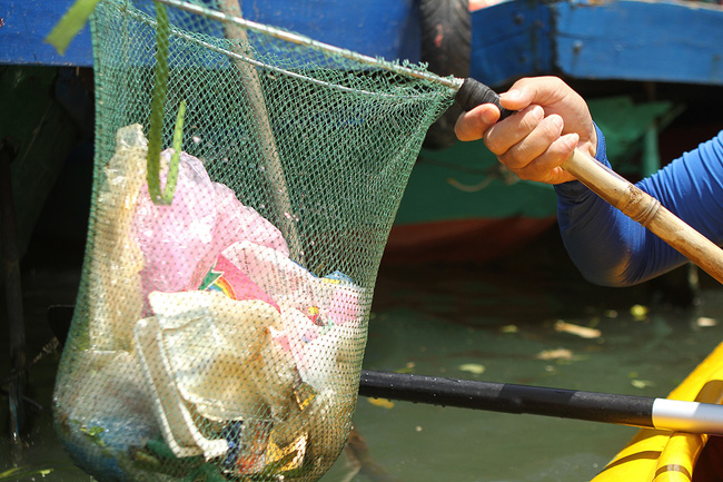 nhieu nguoi vo tu xa rac con khach tay bo 10 usd de mua tour du lich vot rac tren song hoai hoi an