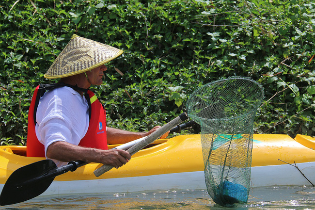 nhieu nguoi vo tu xa rac con khach tay bo 10 usd de mua tour du lich vot rac tren song hoai hoi an