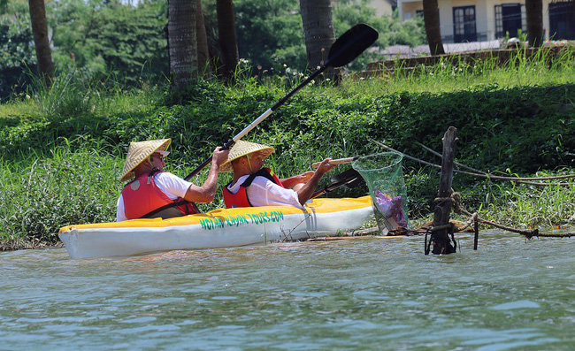 nhieu nguoi vo tu xa rac con khach tay bo 10 usd de mua tour du lich vot rac tren song hoai hoi an