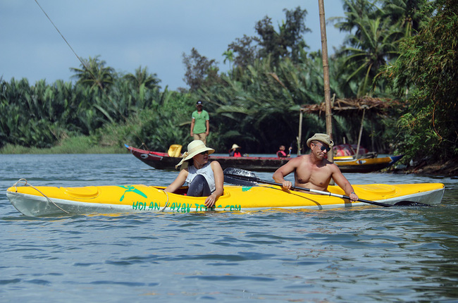 nhieu nguoi vo tu xa rac con khach tay bo 10 usd de mua tour du lich vot rac tren song hoai hoi an