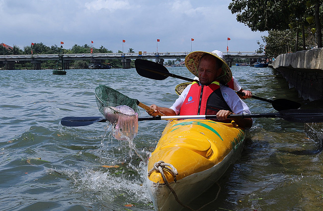 nhieu nguoi vo tu xa rac con khach tay bo 10 usd de mua tour du lich vot rac tren song hoai hoi an