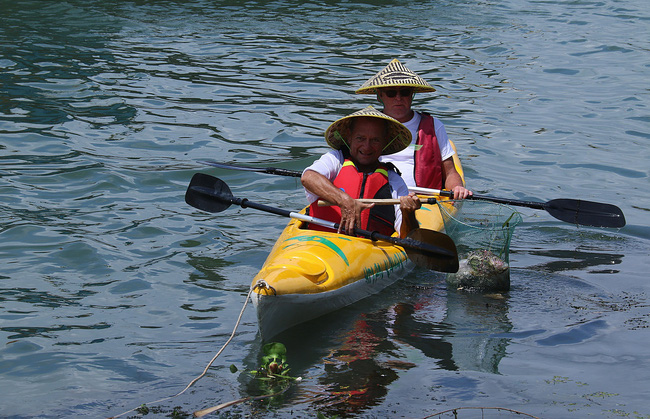 nhieu nguoi vo tu xa rac con khach tay bo 10 usd de mua tour du lich vot rac tren song hoai hoi an