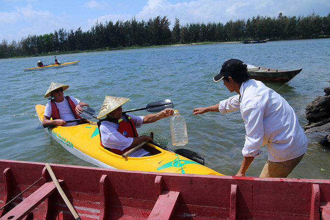 nhieu nguoi vo tu xa rac con khach tay bo 10 usd de mua tour du lich vot rac tren song hoai hoi an