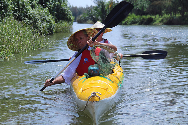 nhieu nguoi vo tu xa rac con khach tay bo 10 usd de mua tour du lich vot rac tren song hoai hoi an