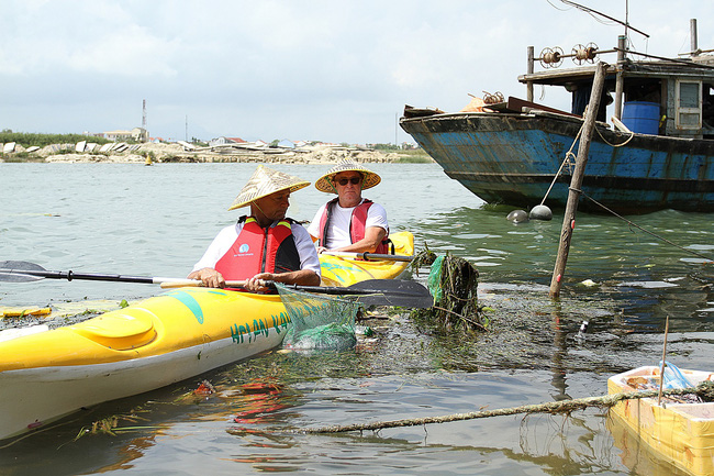 nhieu nguoi vo tu xa rac con khach tay bo 10 usd de mua tour du lich vot rac tren song hoai hoi an