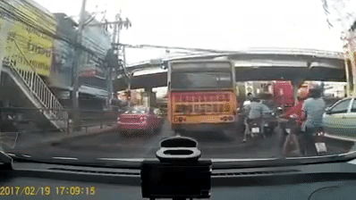 thai lan thot tim voi man bat nhay thoat chet cua nguoi phu nu may man nhat he mat troi