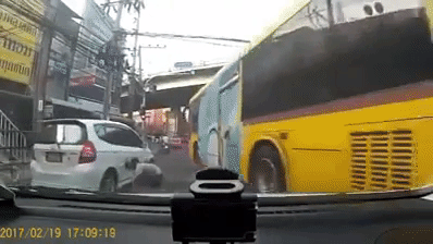 thai lan thot tim voi man bat nhay thoat chet cua nguoi phu nu may man nhat he mat troi