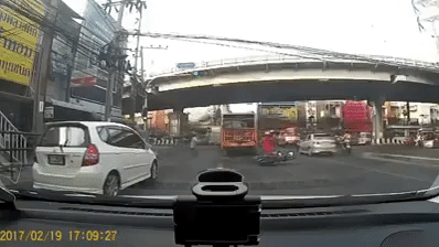 thai lan thot tim voi man bat nhay thoat chet cua nguoi phu nu may man nhat he mat troi