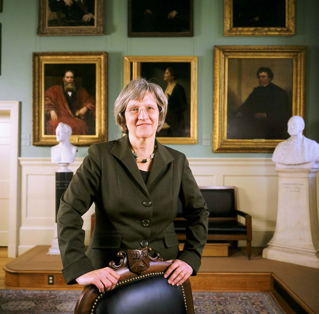 hieu truong dai hoc harvard tu co con gai bat tri den nguoi dan dat cac thien tai